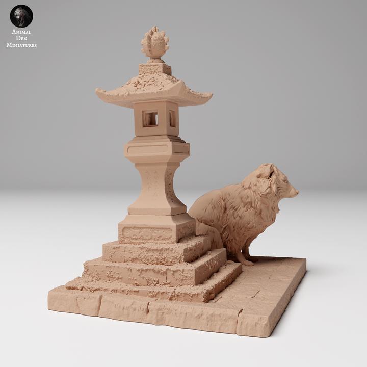 Tanuki Next To Japanese Lantern - UNPAINTED - Animal Den Miniatures
