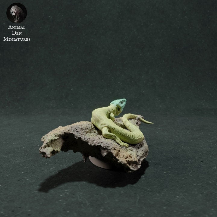 Lizard on a Rock - Animal Den Miniatures