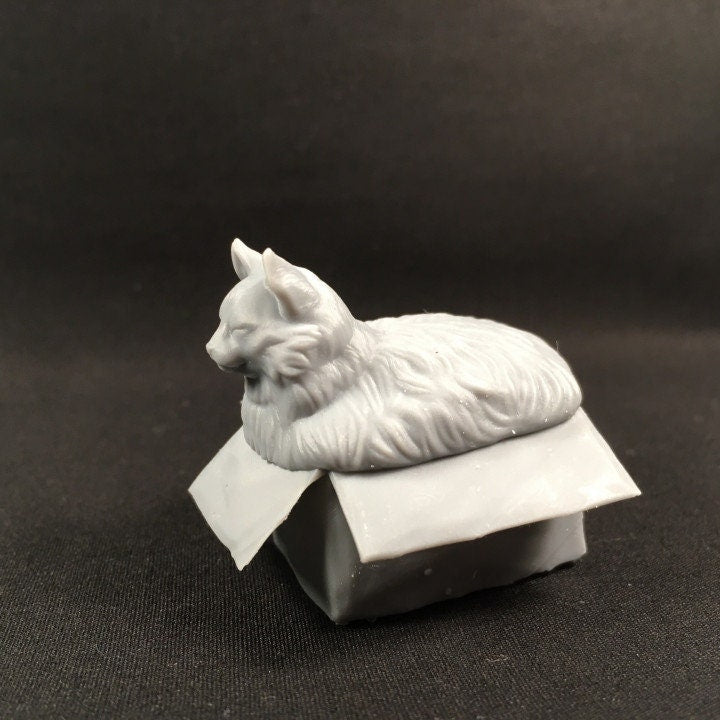 Fat cat in box - UNPAINTED - Animals & Creatures Minis