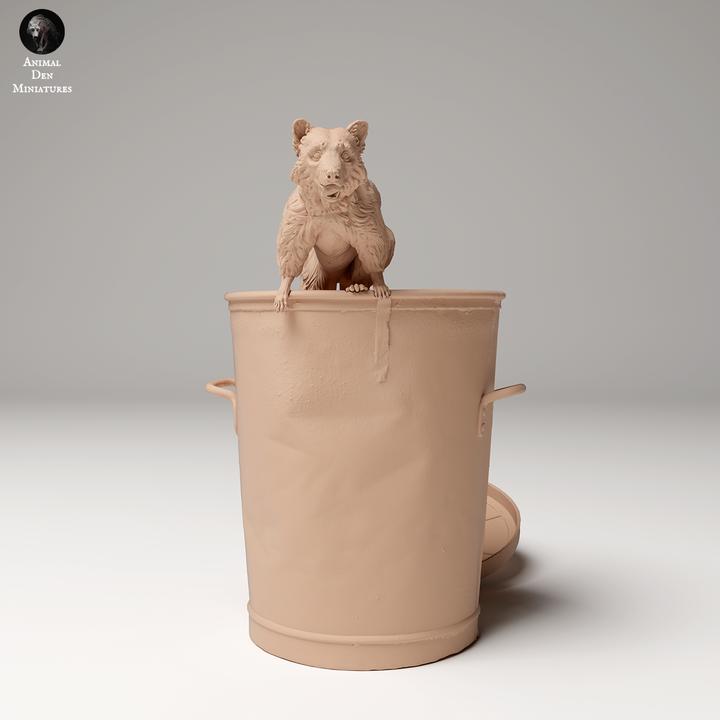 Common Raccoon in Trash - UNPAINTED - Animal Den Miniatures