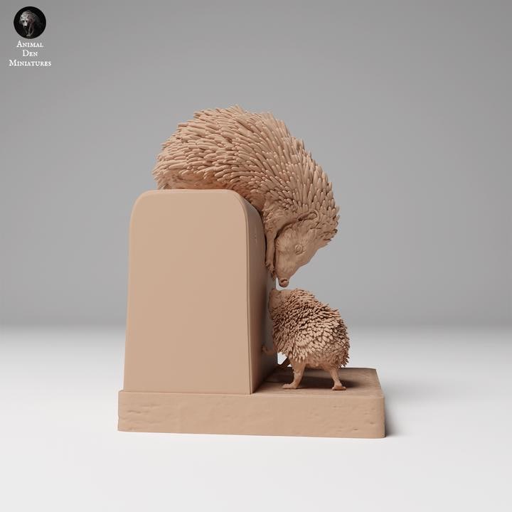 Eurropean Hedgehogs Climbing - UNPAINTED - Animal Den Miniatures