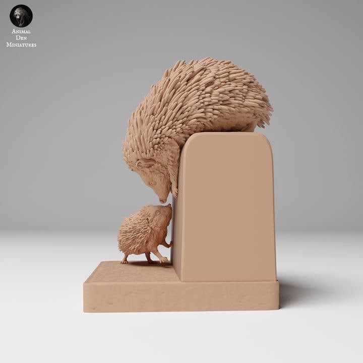 Eurropean Hedgehogs Climbing - UNPAINTED - Animal Den Miniatures