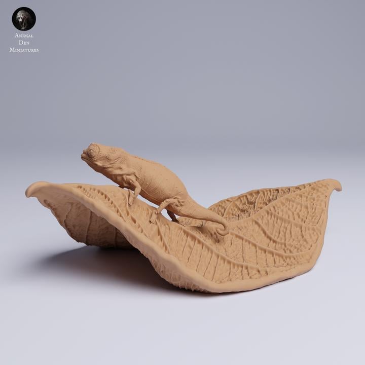 Nosy Hara Leaf Chameleon - UNPAINTED Figurine - Animal Den Miniatures